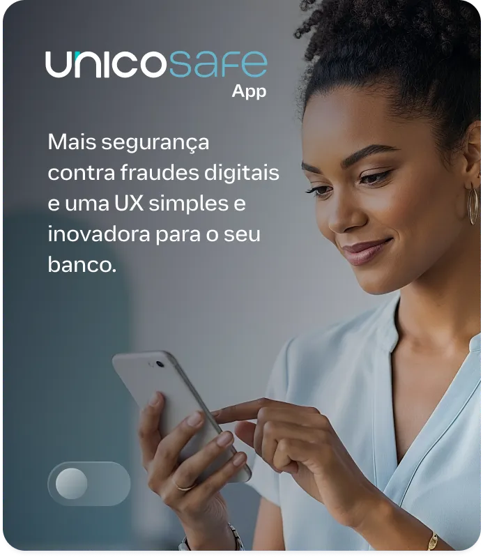 Imagem de mulher olhando para a tela do celular utilizando o Unico SafeApp