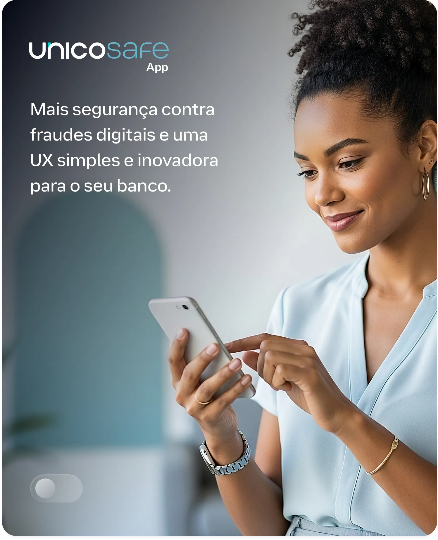 Imagem de mulher olhando para a tela do celular utilizando o Unico SafeApp